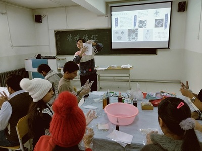 走进非遗之美 我校留学生第二课堂手工扎染活动体验